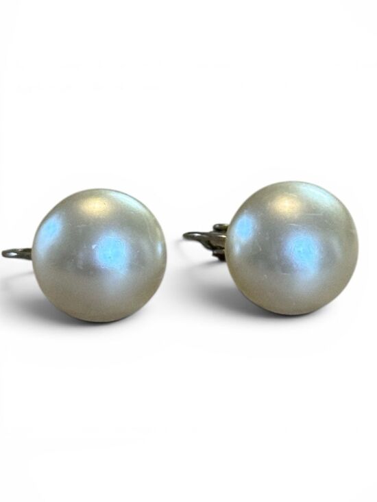 Richelieu Jewelry - Vintage RICHELIEU Cream Pearl Faux Clip On Earrings Silver Tone Hardware